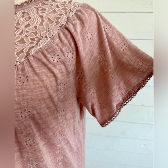 KNOX ROSE PINK TOP WITH LACE EMBROIDERY AND EYELET FLOWER PATTERN.
SIZE: SMALL - Picture 3 of 7